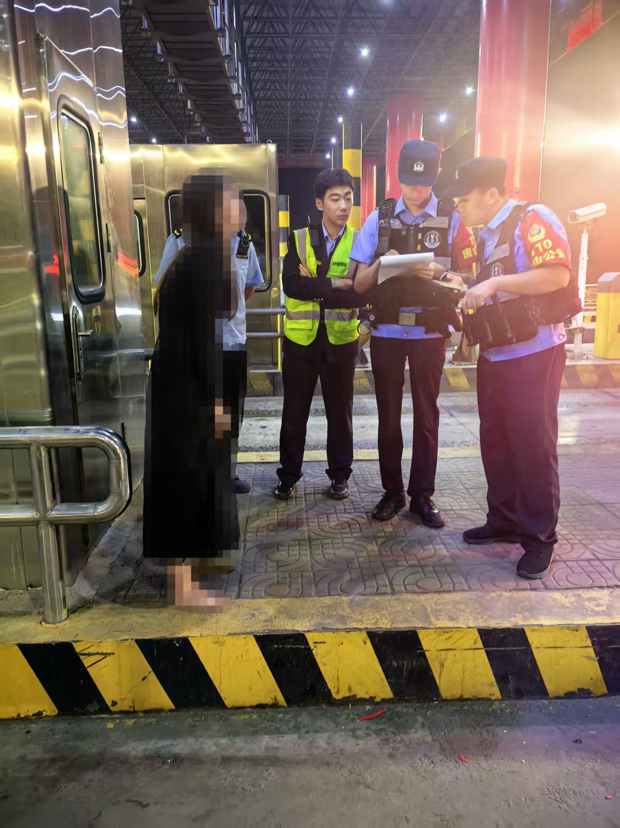 河北通力灤州收費站深夜暖心救助，守護群眾平安顯擔當